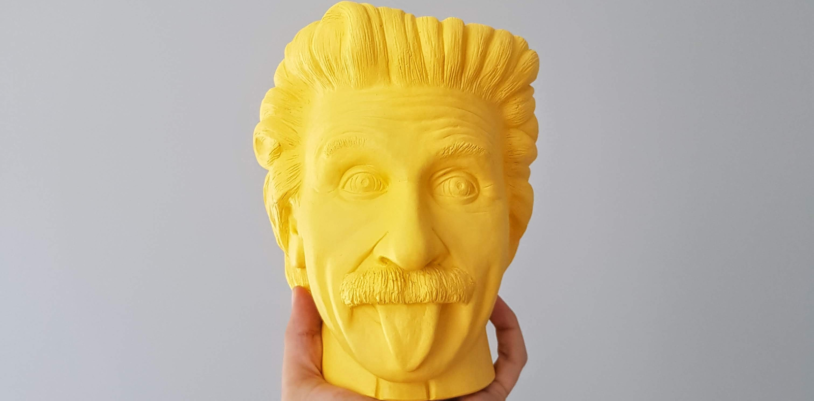 Gesicht von Albert Einstein in gelb