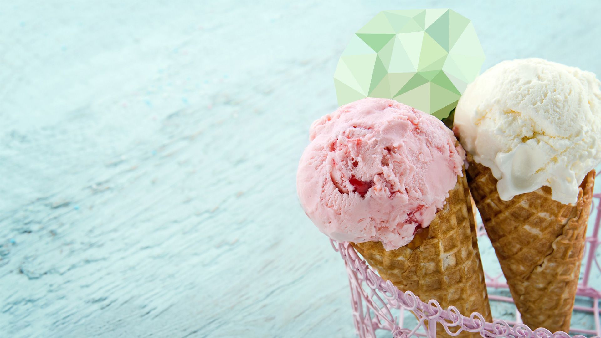 Blauer Hintergrund mit drei Waffeleistüten im Vordergrund