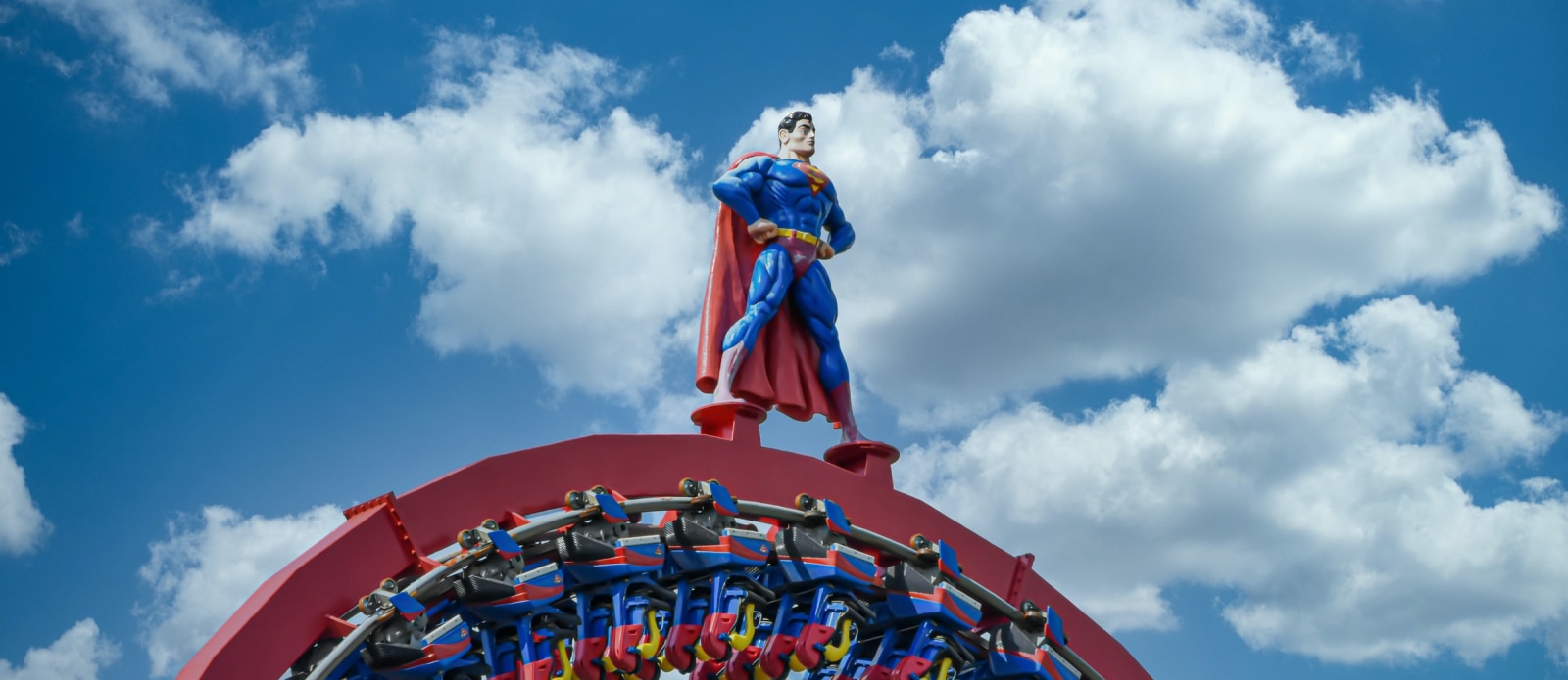 Eine Superman Figur die in den Himmel ragt