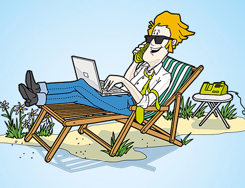 Mann liegt mit Notebook auf einer Sommerliege