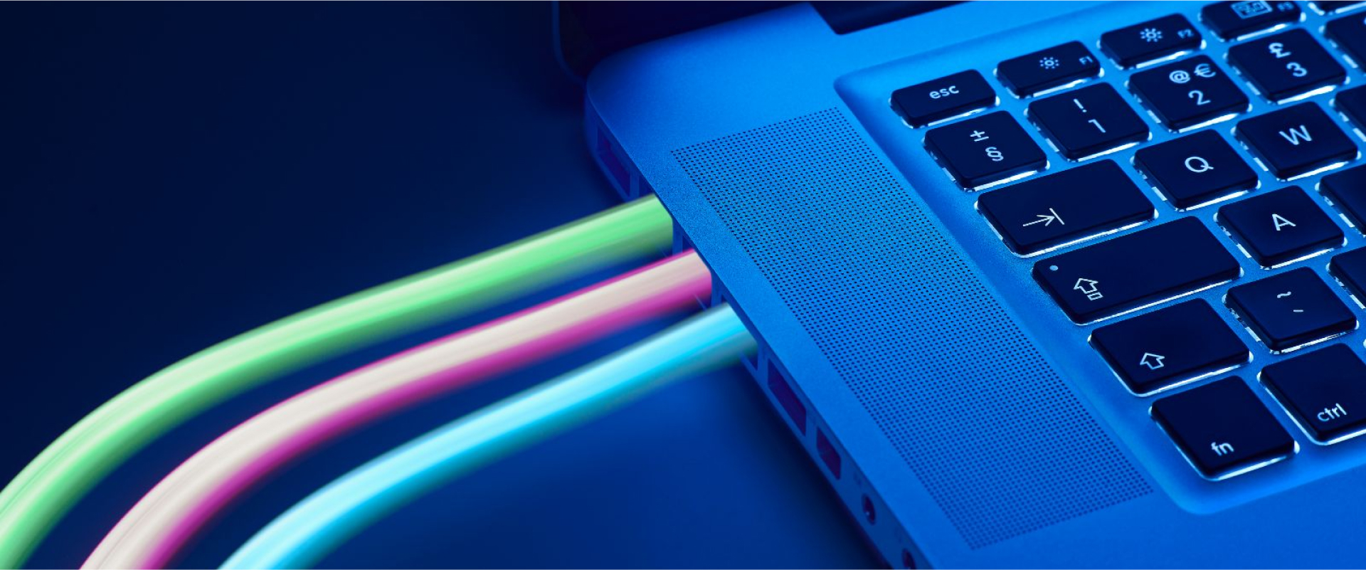 Kabel führen in ein MacBook