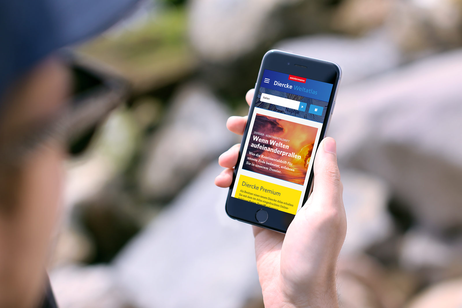 Smartphone mit Ansicht der mobilen Diercke-Homepage