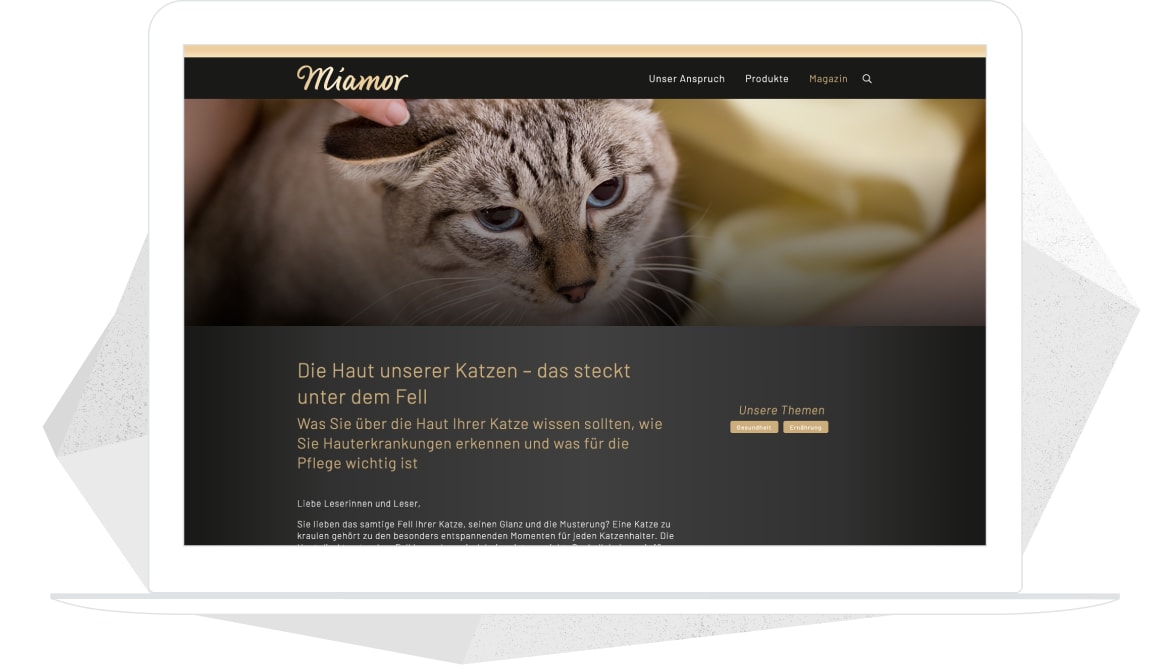 Ein weißes Macbook, welches die Miamor Startseite anzeigt 