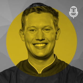 schwarz weiß Porträt eines junges Mannes mit einem großem gelben Kreis in der Mitte